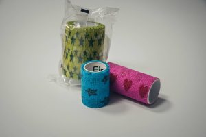 Kolme tassusidepakettia