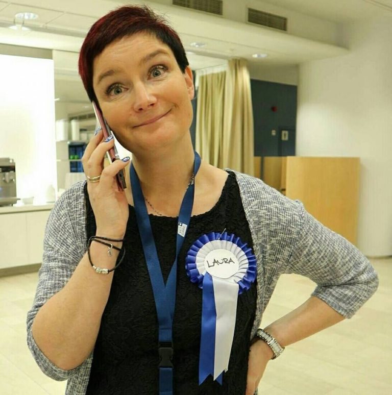 Nainen soittaa puhelimella iloinen ilme kasvoillaan