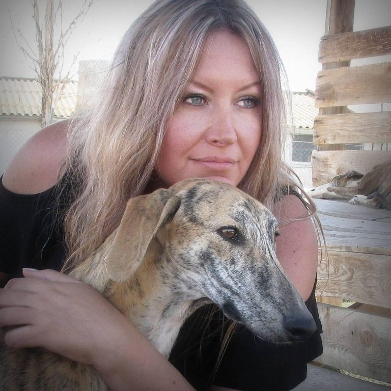 Nainen koiransa kanssa.