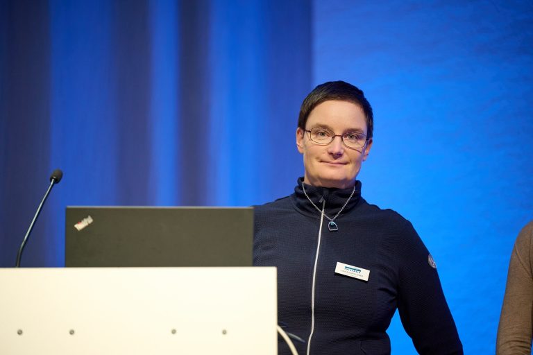 Nainen puhujapöntön takana